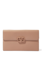 حقيبة صغيرة بشعار V